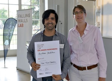 Amir Abbas Yousefi Amin, wissenschaftlicher Mitarbeiter vom Lehrstuhl für Werkstoffwissenschaften der FAU, erhielt für sein Forschungsprojekt "Breaking the Wall of Food Fraud Detection" den 2. Platz.Häufig erfolgen in der heutigen global vernetzten Welt Täuschungen in der Lebensmittelbranche, beispielsweise durch das Hinzugeben unerlaubter Zusätze oder durch eine bewusste falsche Ausschreibung von Inhaltsstoffen. Neuartige Infrarotlicht-Detektoren sollen diese Betrüge künftig enttarnen. Die Art und Weise wie ein Material auf Infrarotlicht reagiert, hinterlässt Informationen über enthaltene Inhaltsstoffe, Nährwerte oder Schadstoffe. (Bild: FAU/Harald Sippel)