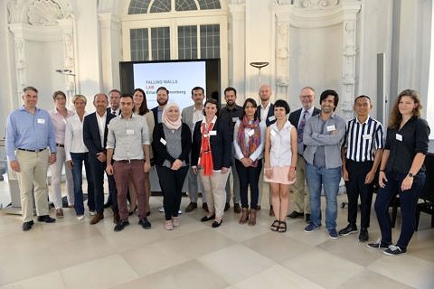 Gruppenbild der Teilnehmerinnen und Teilnehmer sowie Jurymitglieder