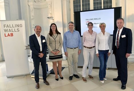 Die Vorsitzende der Jury, Prof Dr. Svenja Hagenhoff von der Professur für Buchwissenschaft, insbesondere E-Publishing und Digitale Märkte der FAU (vierte v.l.), mit Jürgen Wölfl von ProLeiT AG, Dr. Claudia Lehmann vom Center for Leading Innovation & Cooperation, Prof. Dr. Sean Patrick Saßmannshausen von der Ostbayerischen Technischen Hochschule Regensburg, Dr. Janina Beilner von Siemens Healthineers und Prof. Dr. Jürgen Klein von der Hochschule Lübeck. (Bild: FAU/ Harald Sippel)