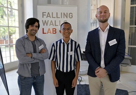 Die Gewinner des Falling Walls Labs: Fadli Fadli von der Universität Bonn hat mit seinem Projekt "Breaking the Wall of Sanitation and Waste Treatment" den 1. Platz gewonnen und darf im November an dem internationalen Falling Walls Lab Finale in Berlin teilnehmen. Amir Abbas Yousefi Amin und Christian Aljoscha Lukas, Doktoranden der FAU, erlangten mit ihren Projektideen "Breaking the Wall of Food Fraud Detection" und "Breaking the Wall of Mental Disorders" jeweils den 2. und 3. Platz. (Bild: FAU/Harald Sippel)