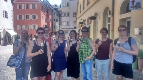 In der Regensburger Innenstadt genießen die Mitarbeiterinnen noch ein letztes leckeres Eis, um gestärkt die Rückfahrt anzutreten. (Bild: FAU/Rebecca Kleine Möllhoff)