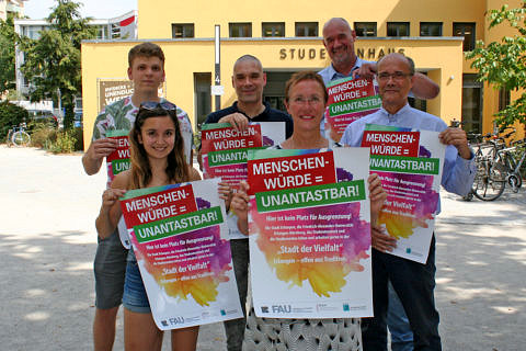 Beteiligte mit Plakaten