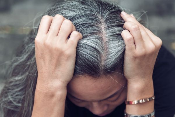 Zum Artikel "Warum werden unsere Haare grau im Alter?"