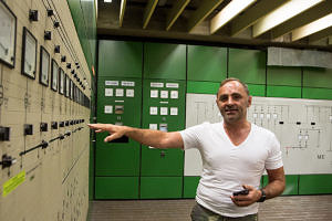 Die Schaltwarte an der Technischen Fakultät der FAU Georg Stühler, Leiter von G3, vor der großen Schalttafel in der Schaltwarte. (Bild: FAU/Georg Pöhlein)