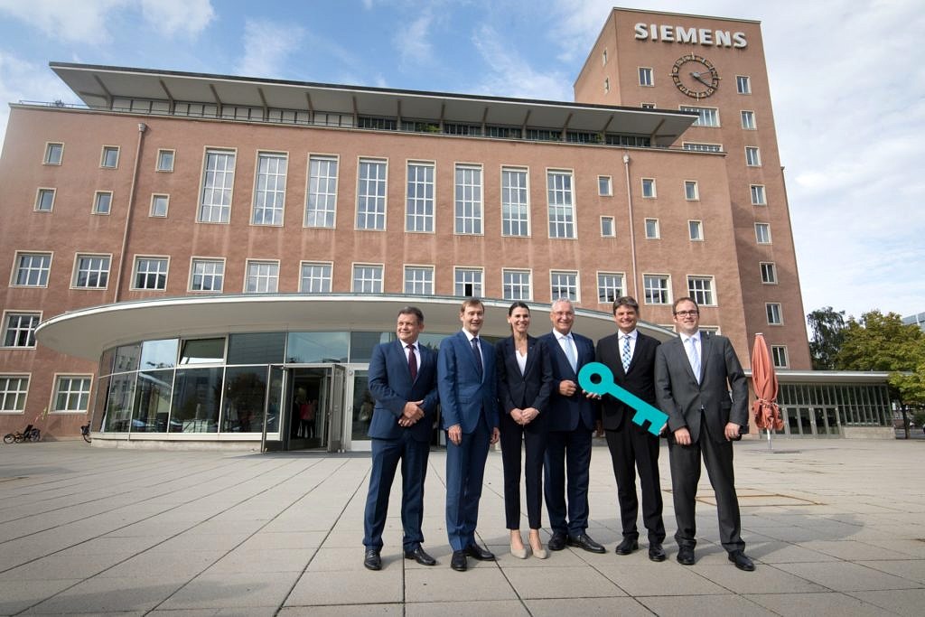 V.l. Dr. Zsolt Sluitner, CEO Siemens Real Estate Klaus Helmrich, Siemens-Vorstand, Prof. Dr. med. Marion Kiechle, Staatsministerin für Wissenschaft und Kunst, Joachim Herrmann, Bay. Staatsminister des Innern und für Integration, Prof. Dr. Joachim Hornegger, Präsident der Friedrich-Alexander-Universität, Dr. Florian Janik, Oberbürgermeister Stadt Erlangen.