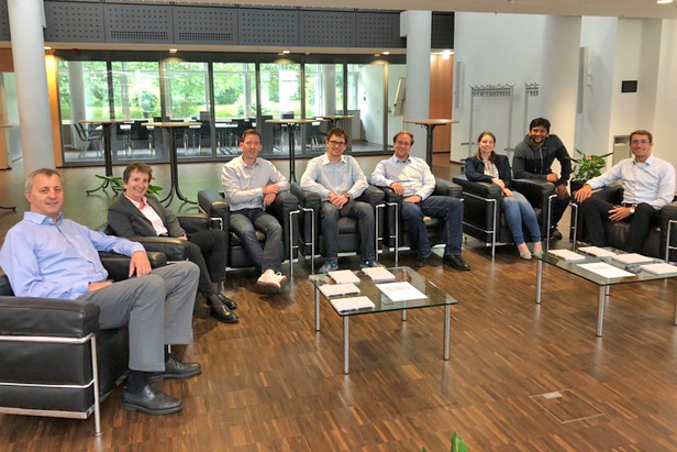 Teilnehmer in Sitzgruppe