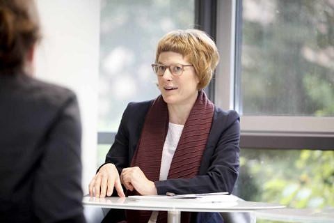 Prof. Dr. Grimm ist Inhaberin des Lehrstuhls für Volkswirtschaftslehre, insbesondere Wirtschaftstheorie, der FAU. (Bild: FAU/Giulia Iannicelli)
