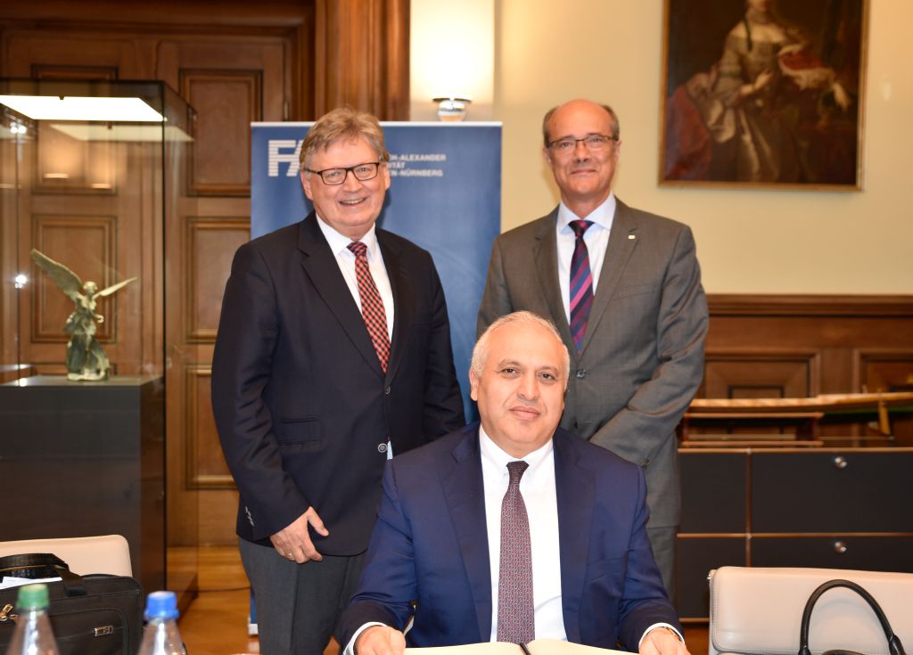Gruppenbild mit Prof. Dr. Jürgen Schüttler (links), Prof. Dr. Günter Leugering (rechts) und Botschafter der Republik Armenien in Deutschland S.E. Herr Ashot Smbatyan (mittig)