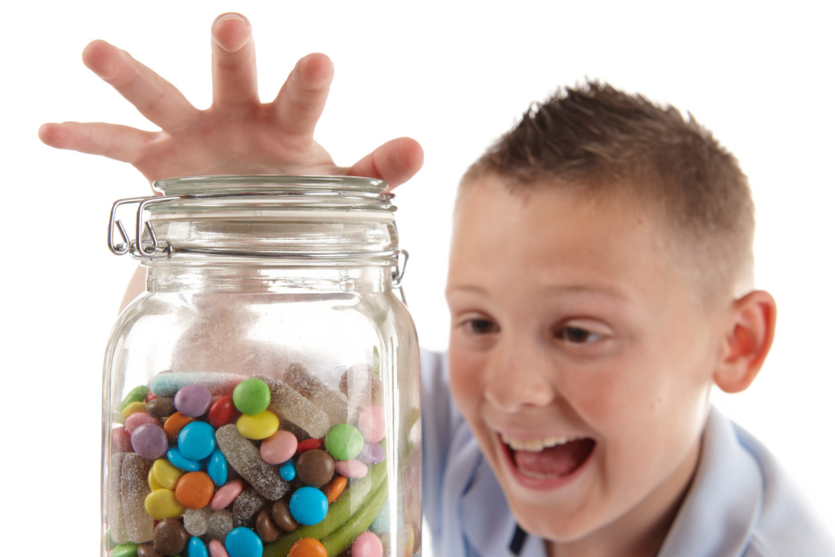 Junge vor einem Süßigkeitenglas. (Foto: Colourbox)
