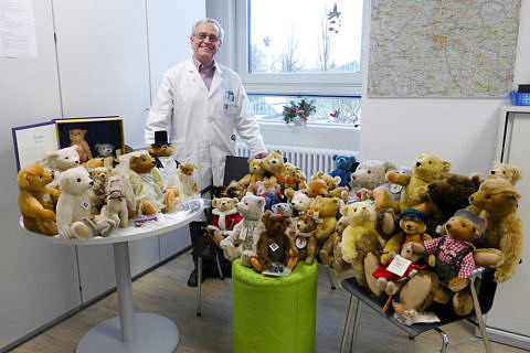 Prof. Rascher mit allen Steiff-Teddybären, die in der Online-Auktion versteigert werden.