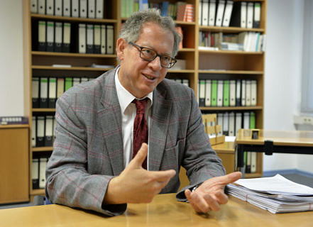 Portrait von Prof. Dr. Roland Sturm am Schreibtisch