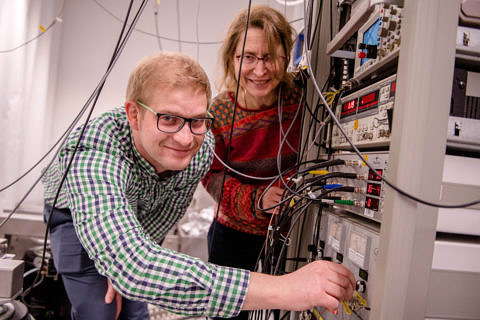 Karina Morgenstern und Cord Bertram mit dem Versuchsaufbau (Bild: RUB, Marquard)