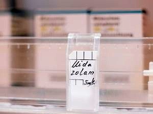 Medikamentenschrank mit Midazolam-Schild