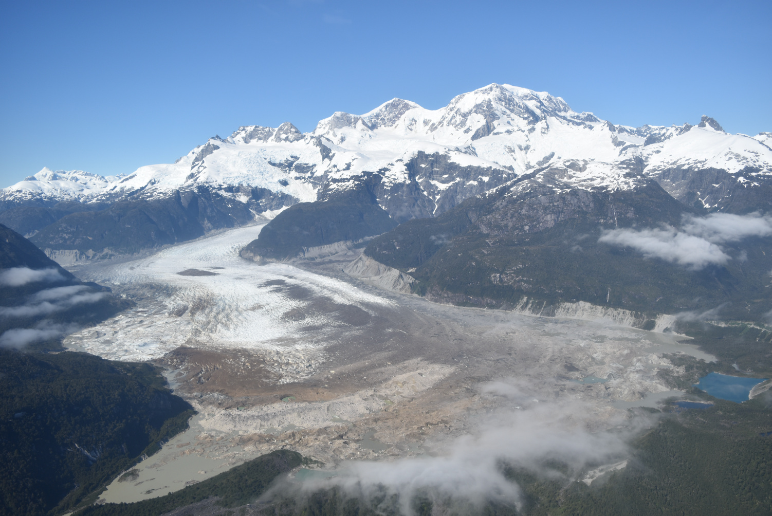 Der Exploradores-Gletscher, einer der nördlichsten Gletscher des Nordpatagonischen Eisfelds in Chile, schmilzt unvermindert ab wie die Gletscherseen und Zierlinien mindestens 100 Meter über der heutigen Eisfläche zeigen. (Bild: Gino Casassa)