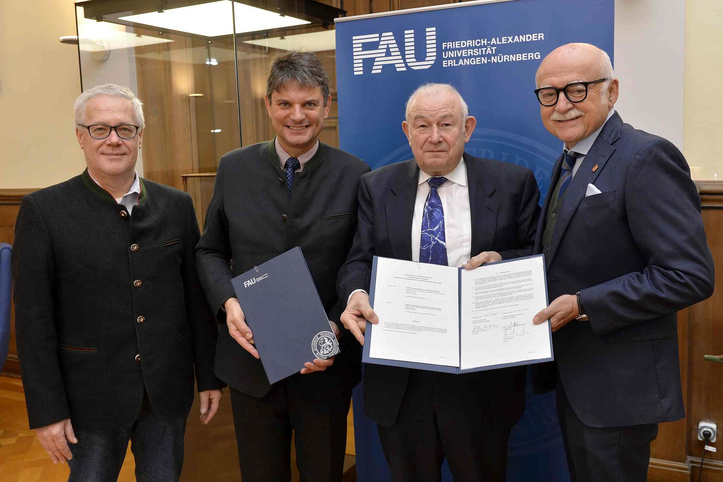 Von links: FAU-Kanzler Christian Zens, FAU-Präsident Prof. Dr. Joachim Hornegger sowie Dr. Günther Beckstein, Stiftungsvorstand der Rudolf und Henriette Schmidt-Burkhardt-Stiftung, und Gerhard Schmelzer, Vorsitzender des Stiftungsrates und Geschäftsführer von Lebkuchen-Schmidt