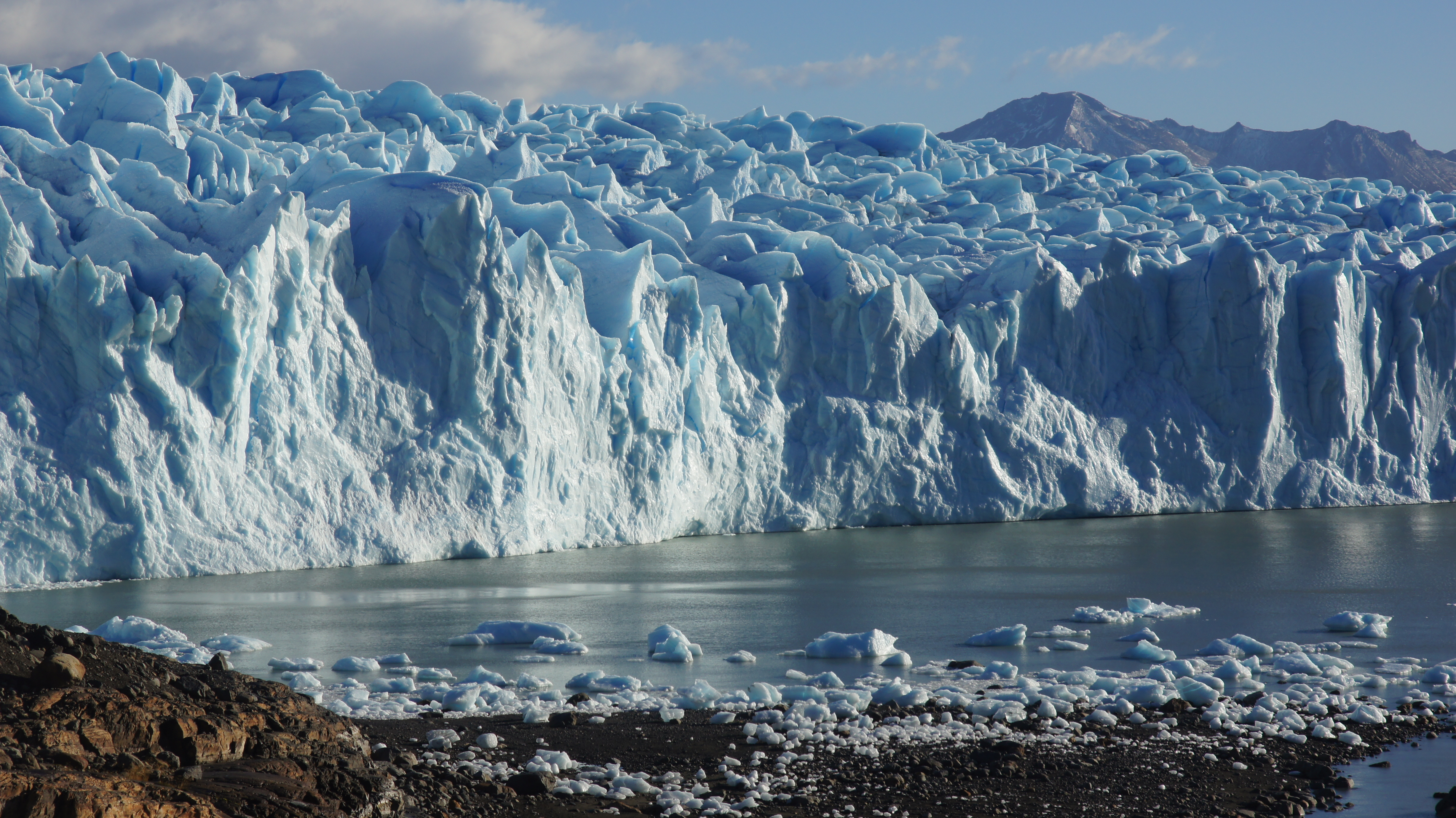 Der Perito-Moreno-Gletscher, einer der größten Gletscher im Südpatagonischen Eisfeld in Chile, mündet in den Lago Argentino. Wenn solche Auslassgletscher schrumpfen, müssen sie erst wieder eine stabile Front ausbilden. (Bild: FAU/Matthias Braun)