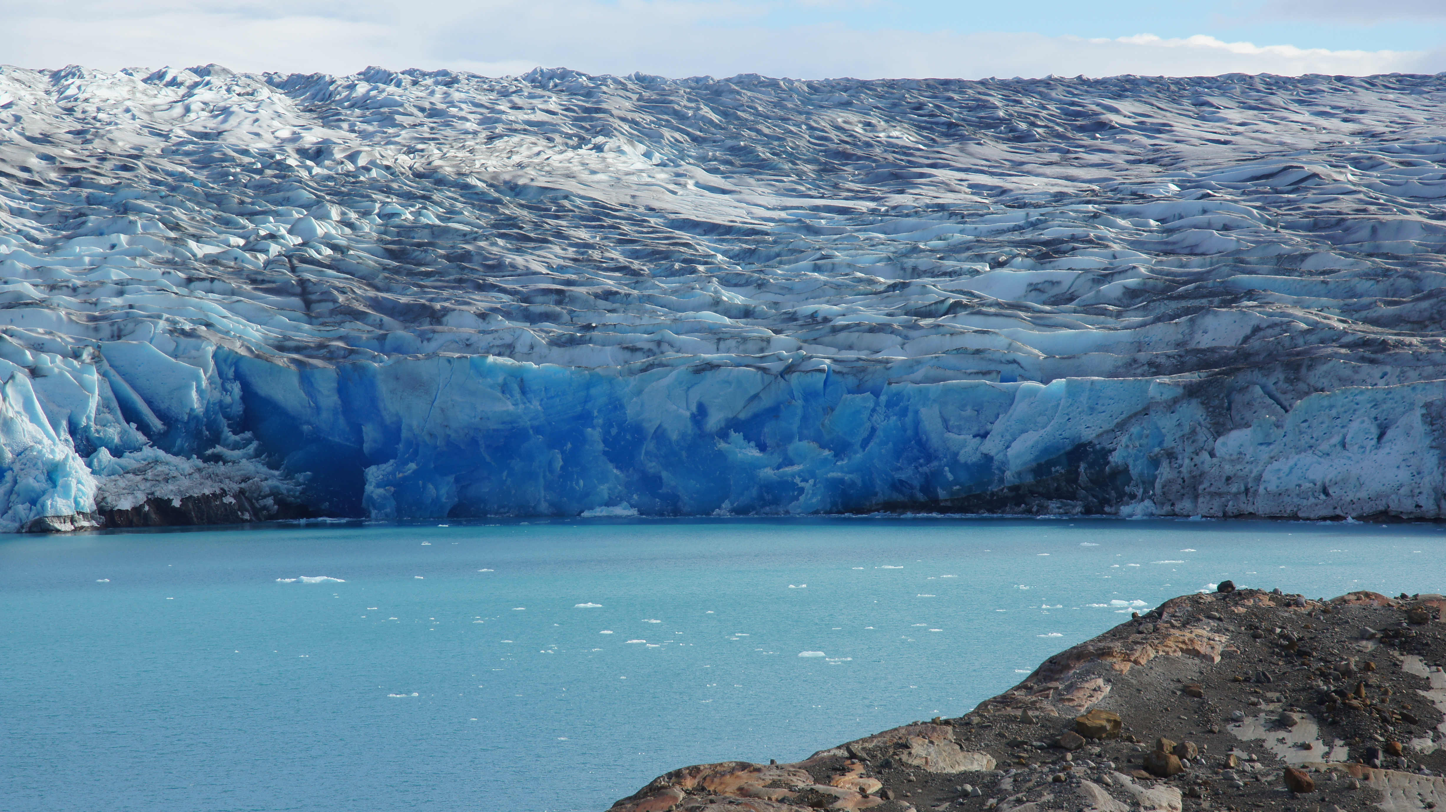 Der Uppsala-Gletscher, der größte Gletscher Südamerikas in Argentinien, mündet in den Lago Argentino. Wenn solche Auslassgletscher schrumpfen, müssen sie erst wieder eine stabile Front ausbilden. (Bild: FAU/Matthias Braun)