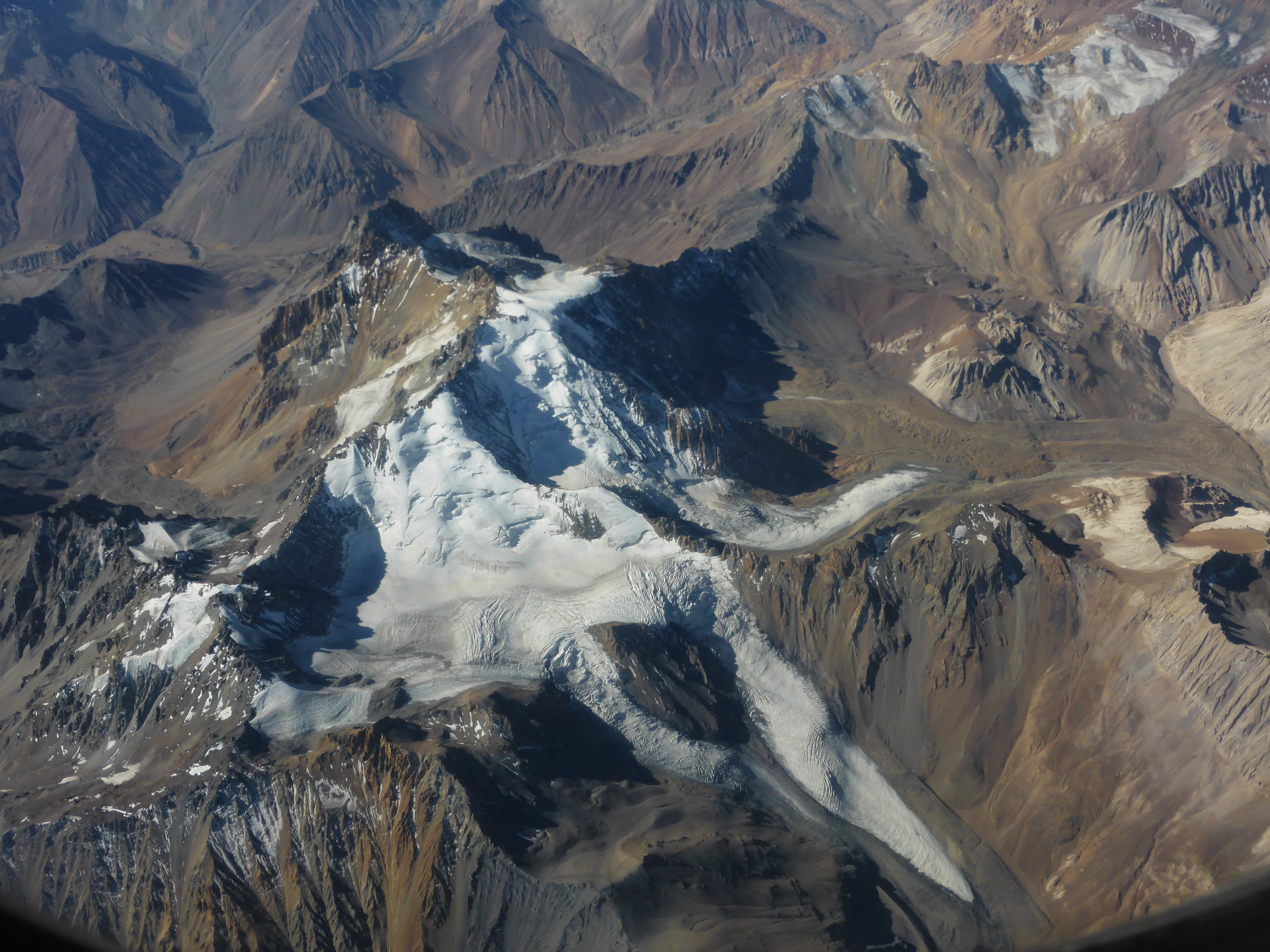 Gletscher in den Zentralanden südlich von Santiago de Chile haben zwar deutlich weniger Masse verloren als bisher angenommen, aber möglicherweise sind die Gletscher in absehbarer Zeit ganz verschwunden. Für die Menschen dort hat das gravierende Folgen, da sie auf das Schmelzwasser angewiesen sind. (Bild: FAU/Matthias Braun)
