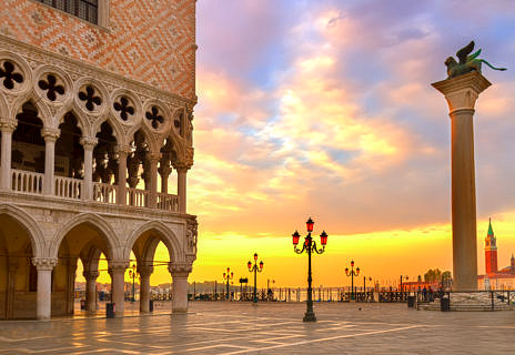 Der Dogenpalast auf dem Markusplatz in Venedig