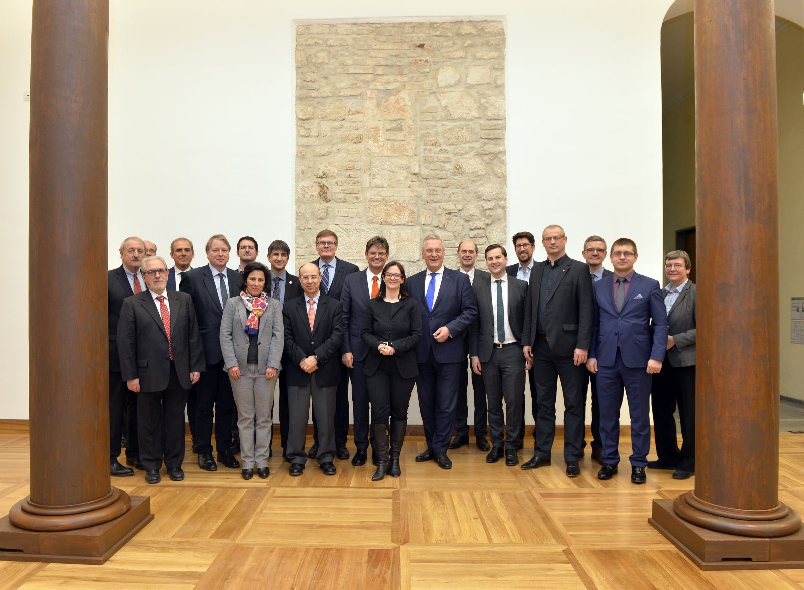 Die Vorstände von EIT Health sowie Präsidenten, Rektoren und Direktoren von Europäischen Einrichtungen wie Karolinska Institutet, Klinikum rechts der Isar, Ruprecht-Karls-Universität Heidelberg, Katholieke Universiteit Leuven, University Hospitals Leuven, Leiden University Medical Center, Sorbonne Université, Uppsala Universitet, Kungliga Tekniska Högskolan, Universitat de Barcelona haben sich an der FAU zum "Roundtable for Rectors and Presidents of Universities and CEOs of University Hospitals" getroffen. Mit dabei: der bayerische Innenminister Joachim Herrmann und FAU-Präsident Prof. Dr. Joachim Hornegger, der zugleich auch Mitglied im europaweiten Aufsichtsrat von EIT Health ist. (Bild: FAU/Harald Sippel)