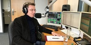 Prof. Dr. Christoph Safferling im Radiostudio