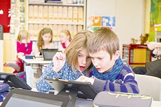 Zwei Kinder über Tablet
