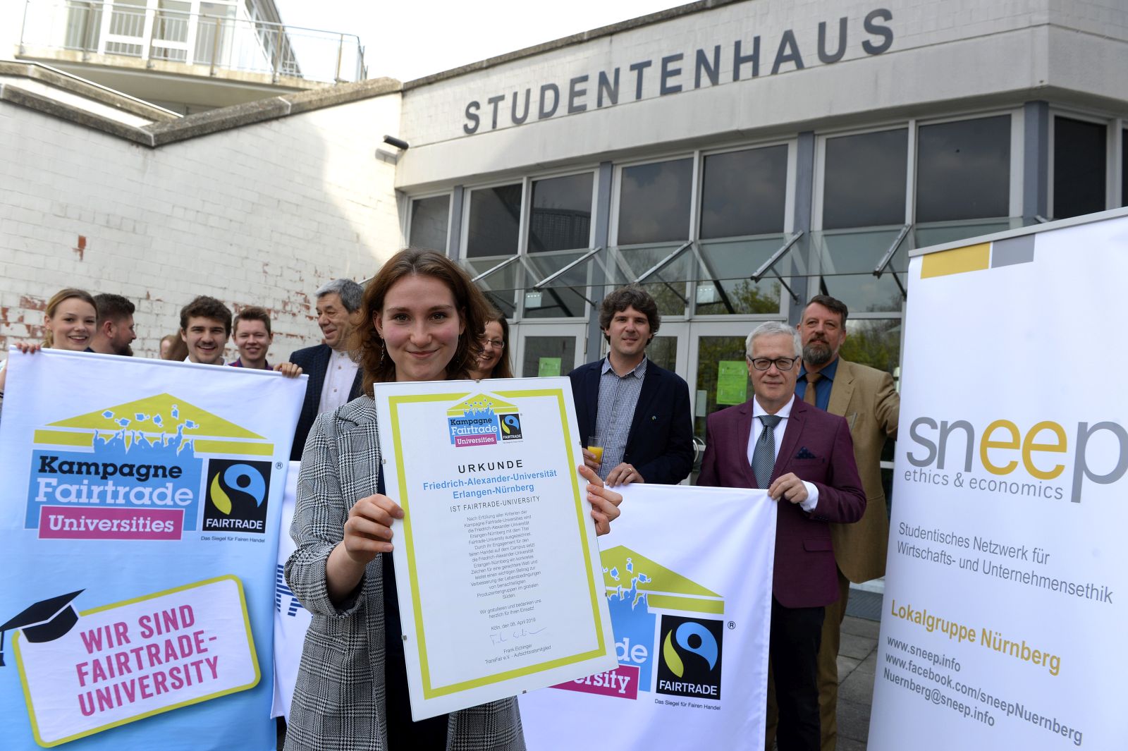 Gruppenfoto mit Urkunde