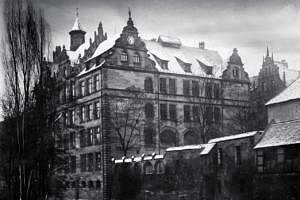 Schwarzweißfoto der Handelshochschule in Nürnberg.