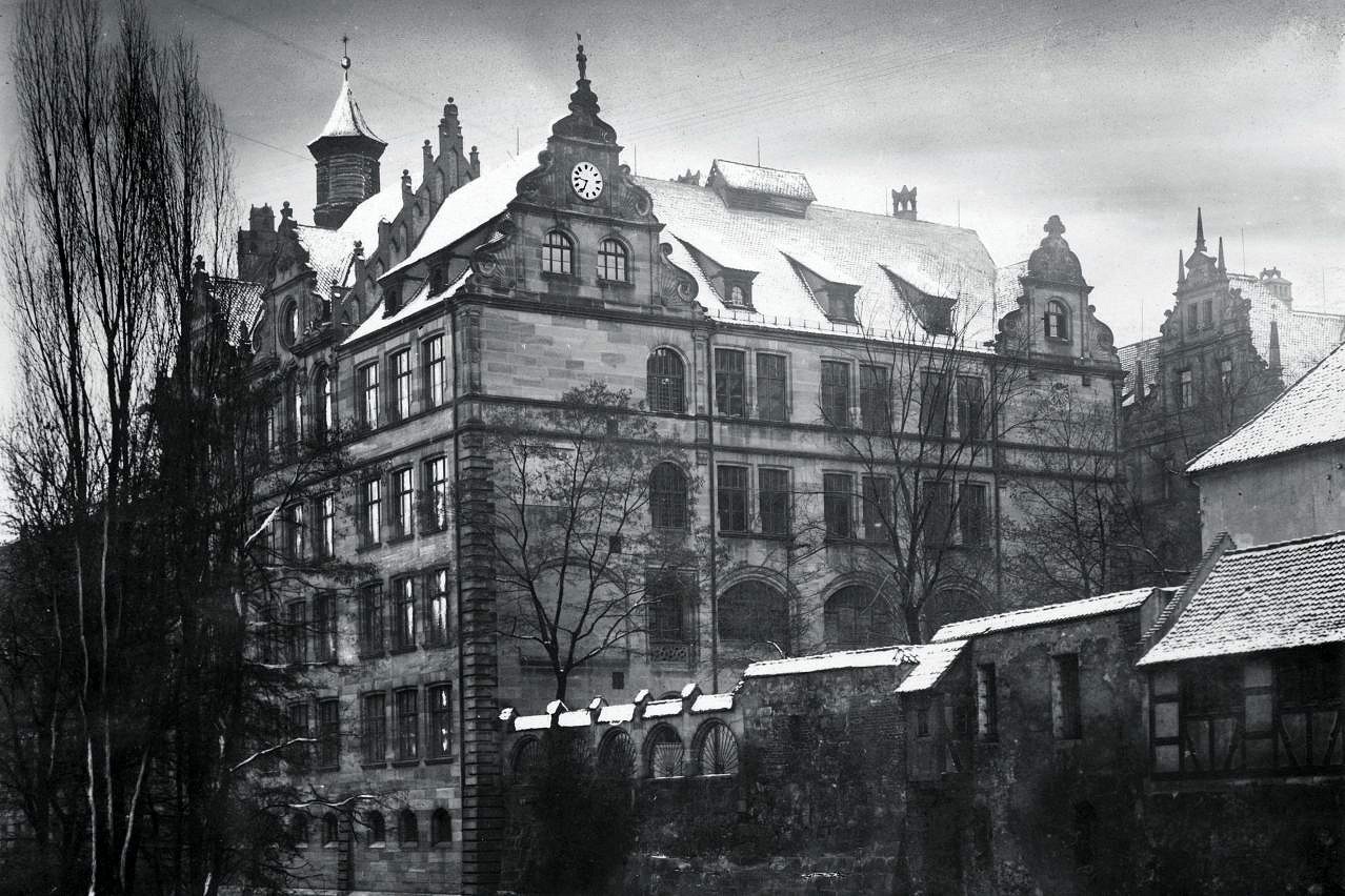 Schwarzweißfoto der Handelshochschule in Nürnberg.