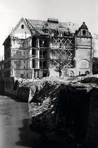 Schwarzweißfoto der beschädigten Hindenburg Hochschule.