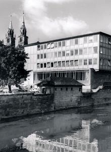 Schwarzweißfoto der Hochschule für Wirtschafts- und Sozialwissenschaften in Nürnberg.