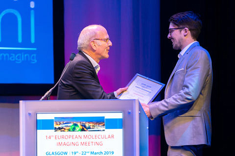Dr. Adrian Regensburger (r.) ist mit mit dem „Young Investigator Award“ des European Molecular Imaging Meeting 2019 (EMIM) in Glasgow ausgezeichnet worden. Bild:Ashley Coombes)