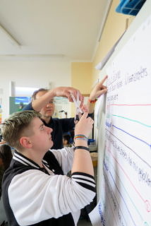 Mittelschüler für Wissenschaft begeistern, das ist das Ziel des FAU-Projekts "Geniale Wissenschaft". Die Schülerinnen und Schüler der Klasse 9b der Scharrer-Mittelschule in Nürnberg erarbeiten für ein Schuljahr in wöchentlichen Workshops ein wissenschaftliches Thema - und treffen dann auf einen renommierten Forscher der FAU in diesem Feld. (Bild: FAU/Sebastian Schuol)