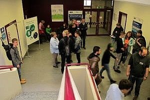 Infowände und Besucher