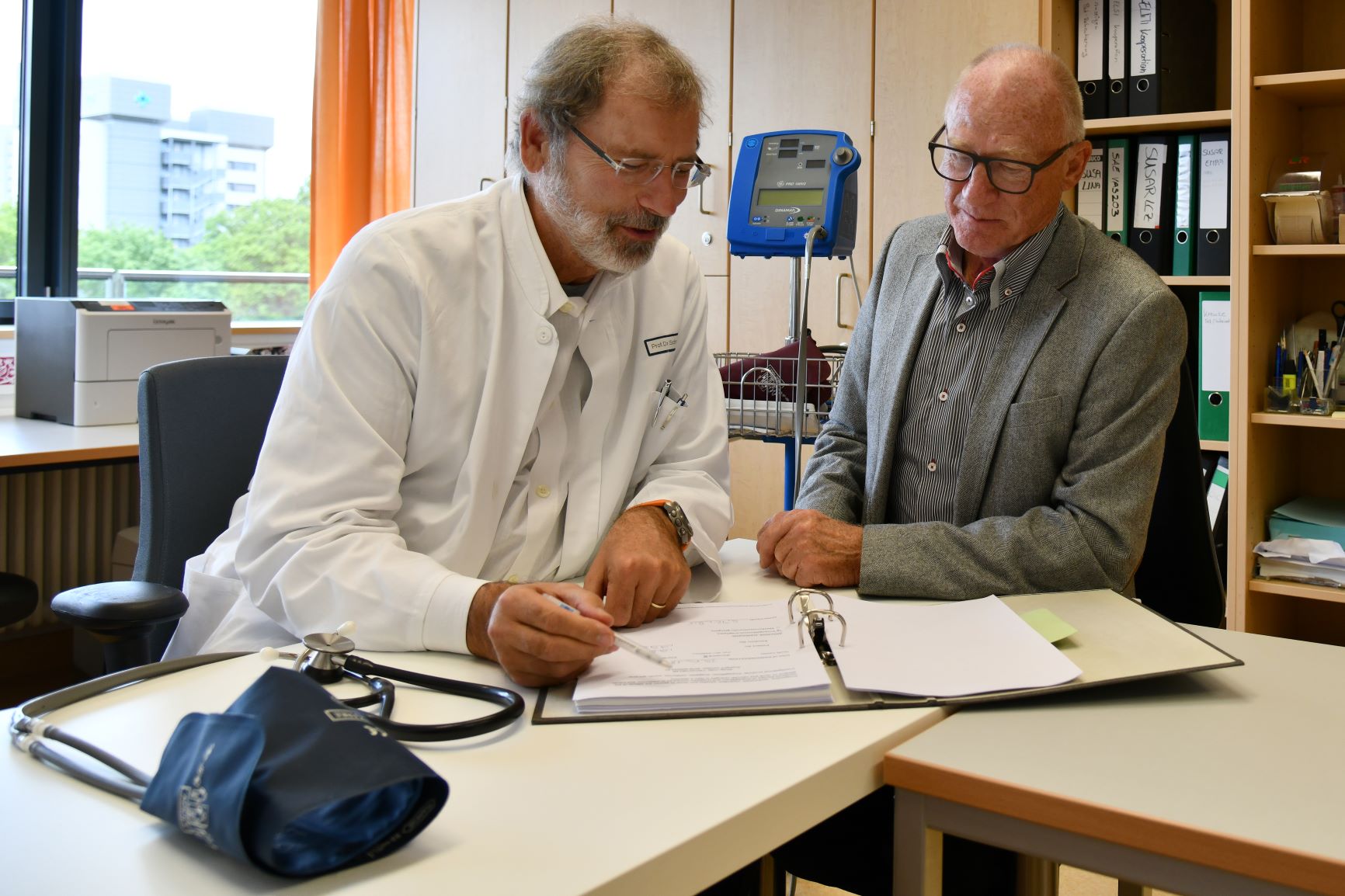 Prof. Dr. Roland E. Schmieder (links) im Gespräch mit Reinhard Drebinger