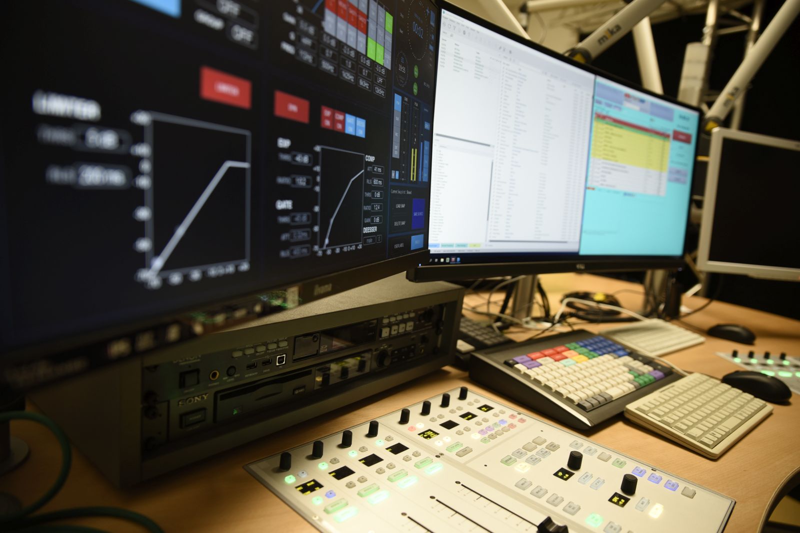 Große Bildschirme, bunte Knöpfe - im neuen FAU-Rundfunkstudio können professionelle Radiosendungen produziert werden. (Bild: FAU/Celina Henning)