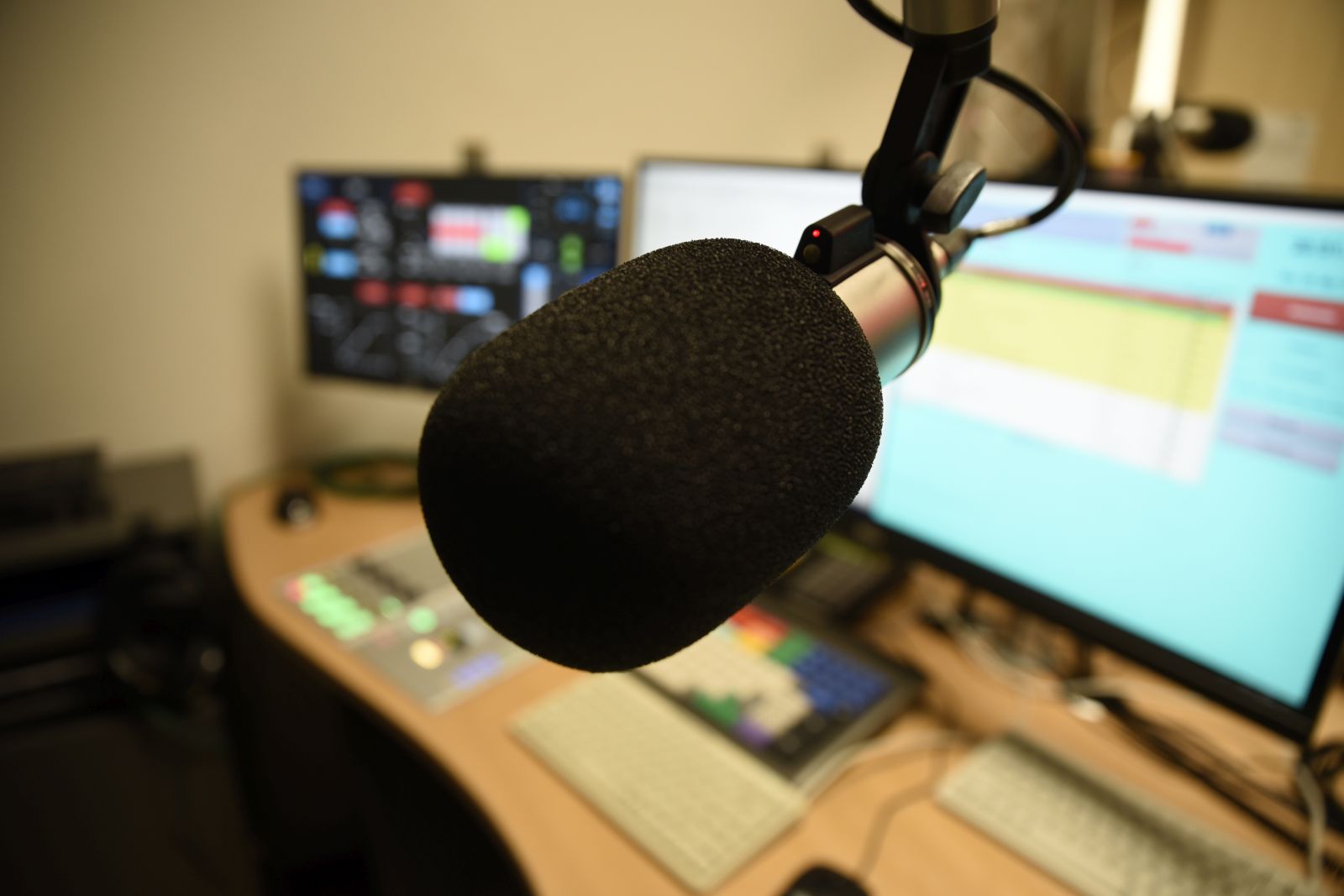Große Bildschirme, bunte Knöpfe - im neuen FAU-Rundfunkstudio können professionelle Radiosendungen produziert werden. (Bild: FAU/Celina Henning)