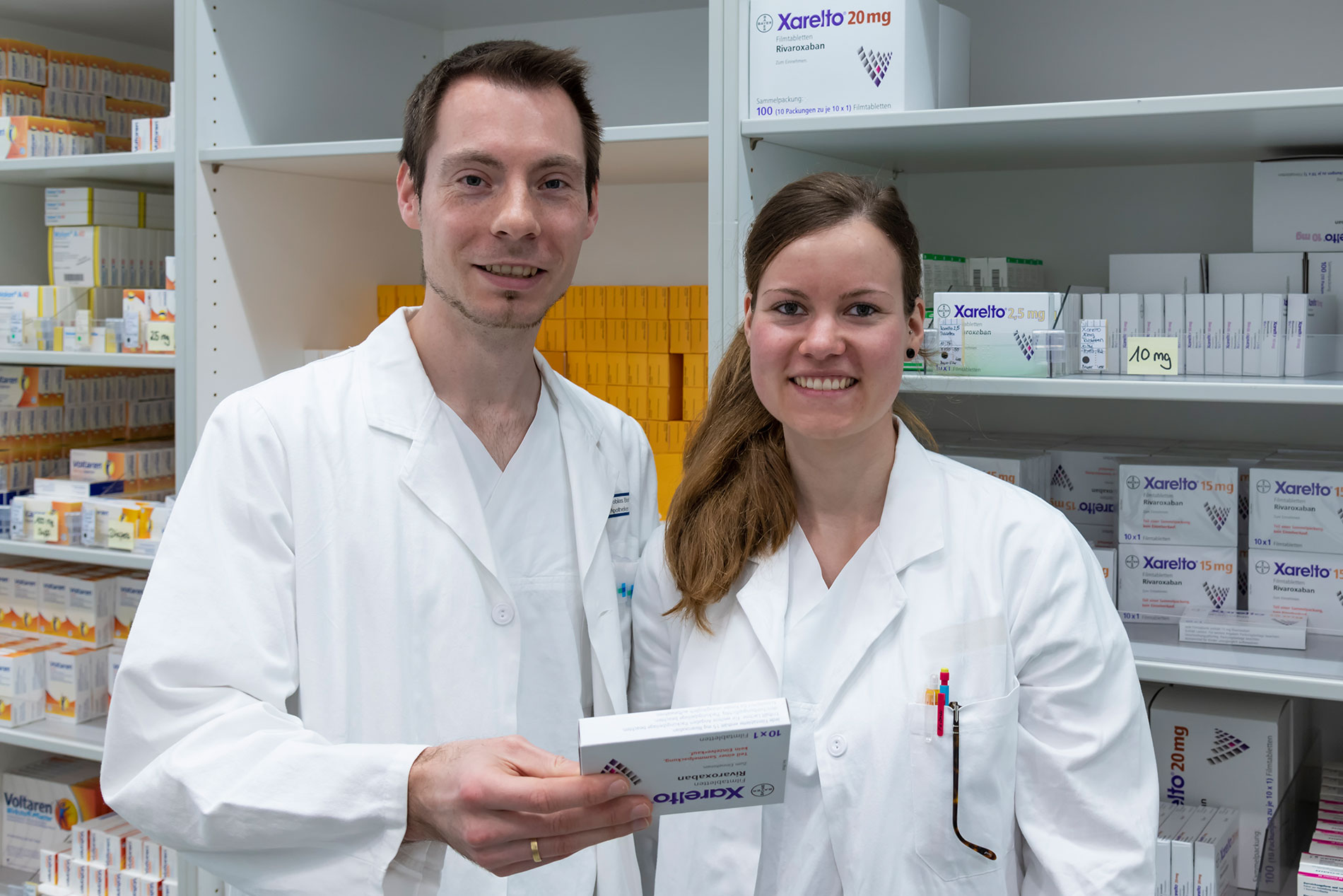 Dr. Tobias Borst und Stephanie Lichter in der Apotheke.