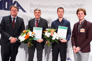 Gruppenbild bei der Urkundenübergabe.