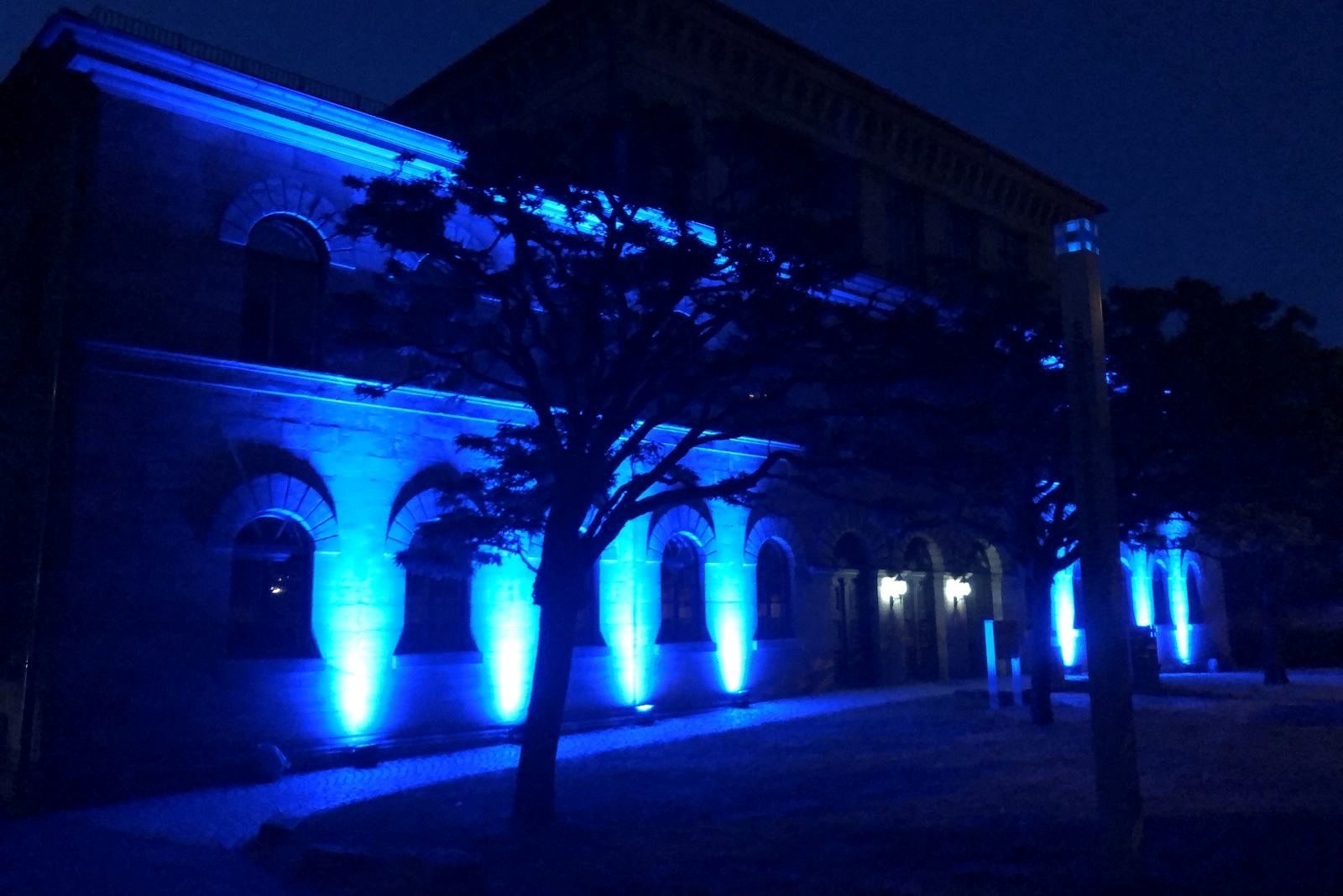 Blau angeleuchtete Fassade