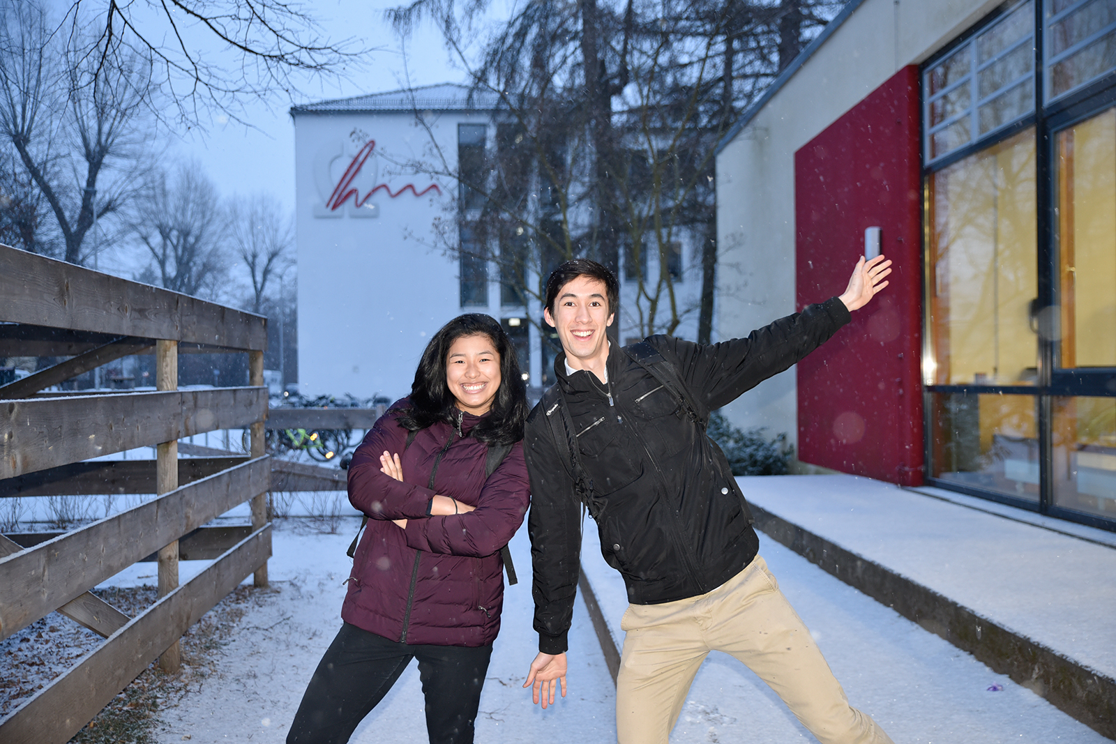 Studierende springen hoch