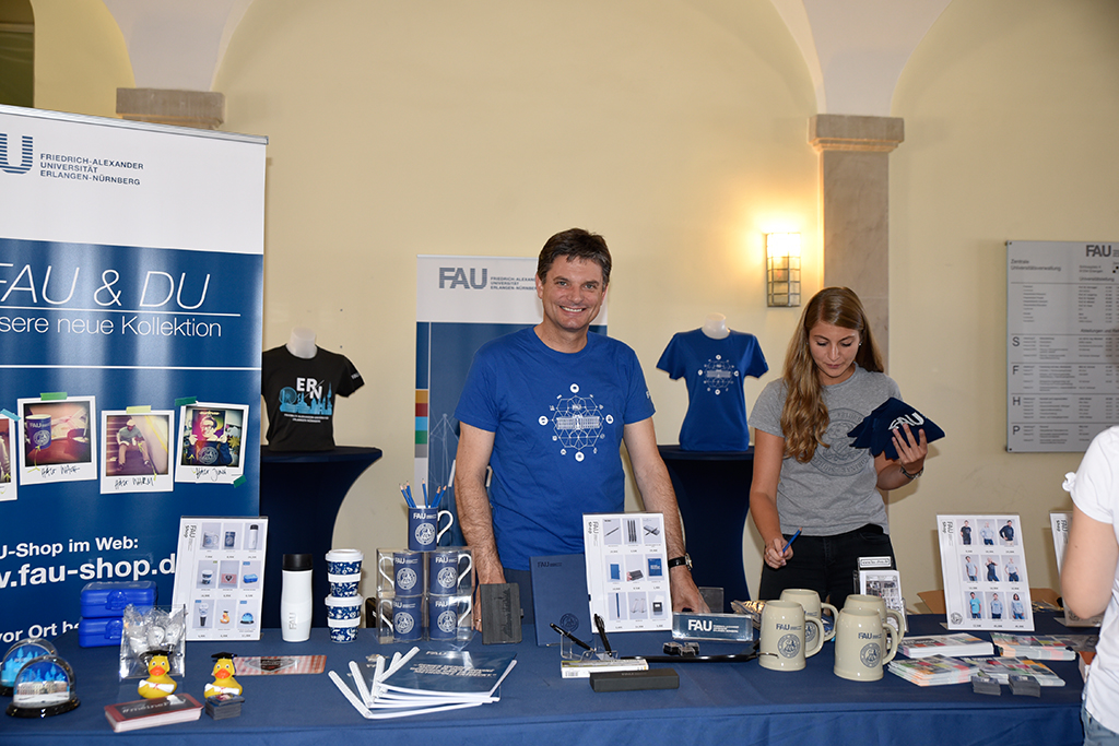 Beim Verkaufsstart am 2. Juli im Erlanger Schloss stand FAU-Präsident Joachim Hornegger selbst hinter dem Verkaufstresen - selbstverständlich im FAU-Shirt 2019. (Bild: FAU/Rebecca Kleine Möllhoff)