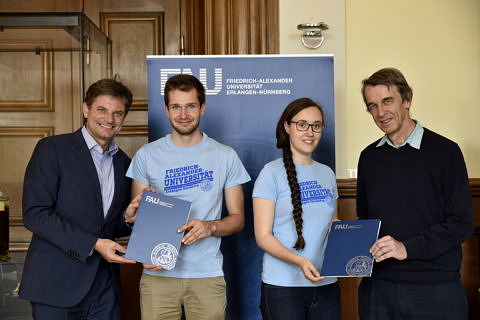 Studierende und Prof. Hundhausen übergeben Photovoltaikanlage an FAU