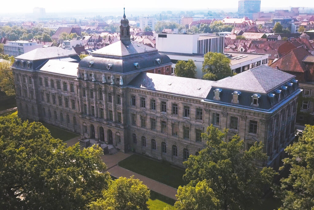 FAU Schloss in Erlangen von oben