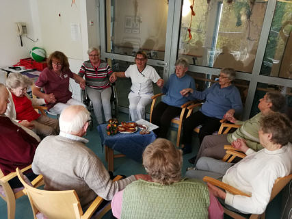 Sitzkreis in einem Seniorenheim.