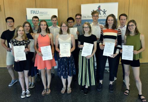 Gruppenfoto der Gewinner der der Dr. Hans Riegel-Fachpreise 2019