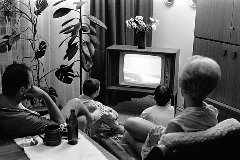 Erste Landung v. US - Astronauten mit Apollo 11 auf dem Mond am 21.07.1969.
		In Nürnberg schaut die Bevölkerung im Fernsehen zu. Straßen waren ausgestorben, Fernseher liefen ohne Unterlass. "So sah es in der Nacht zum Montag in den meisten Nürnbeger Heimen aus: Die Familie sitzt im Schlafanzug vor dem Bildschirm, jede Einzelheit wird notiert.