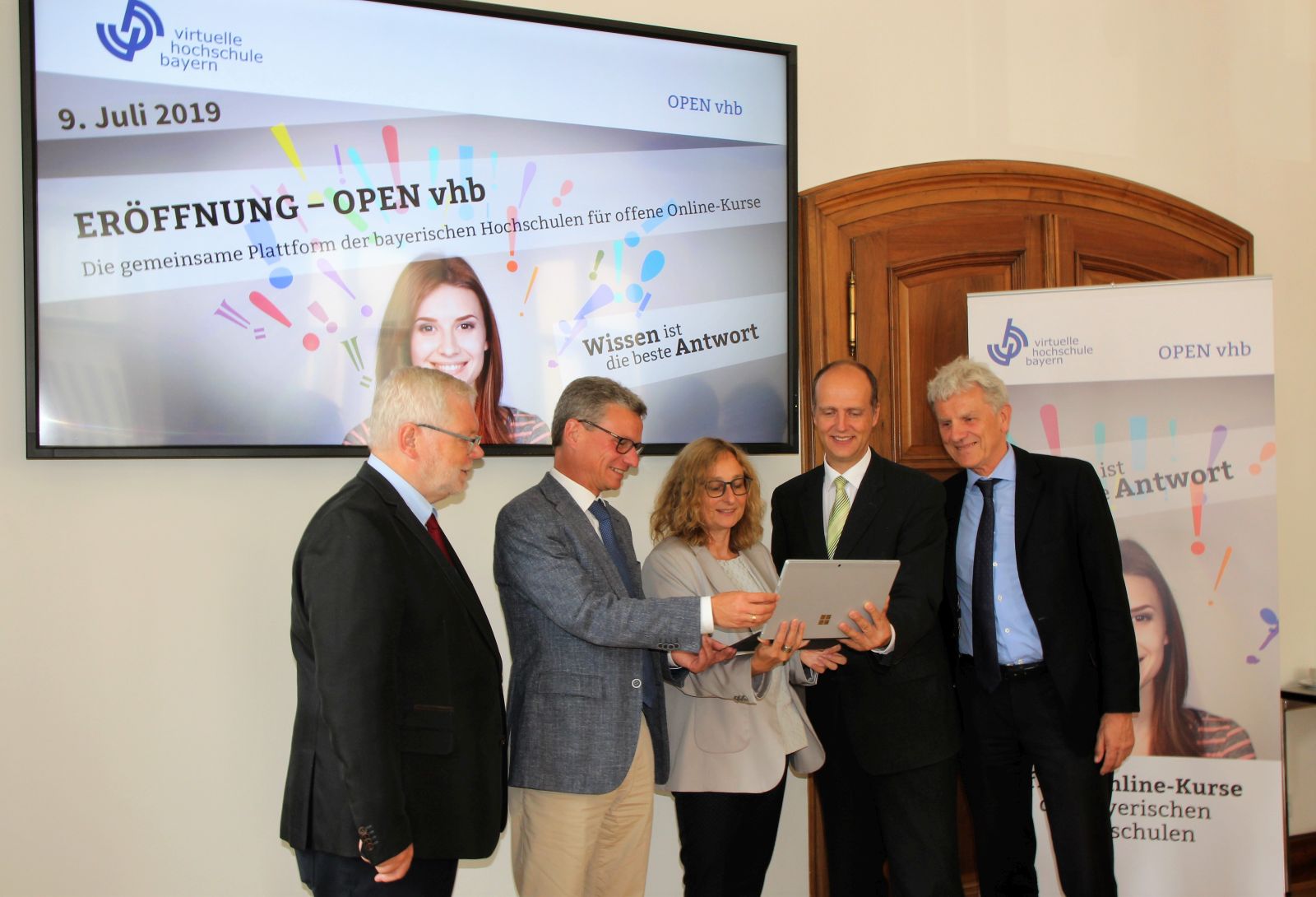Gruppenfoto mit Tablet