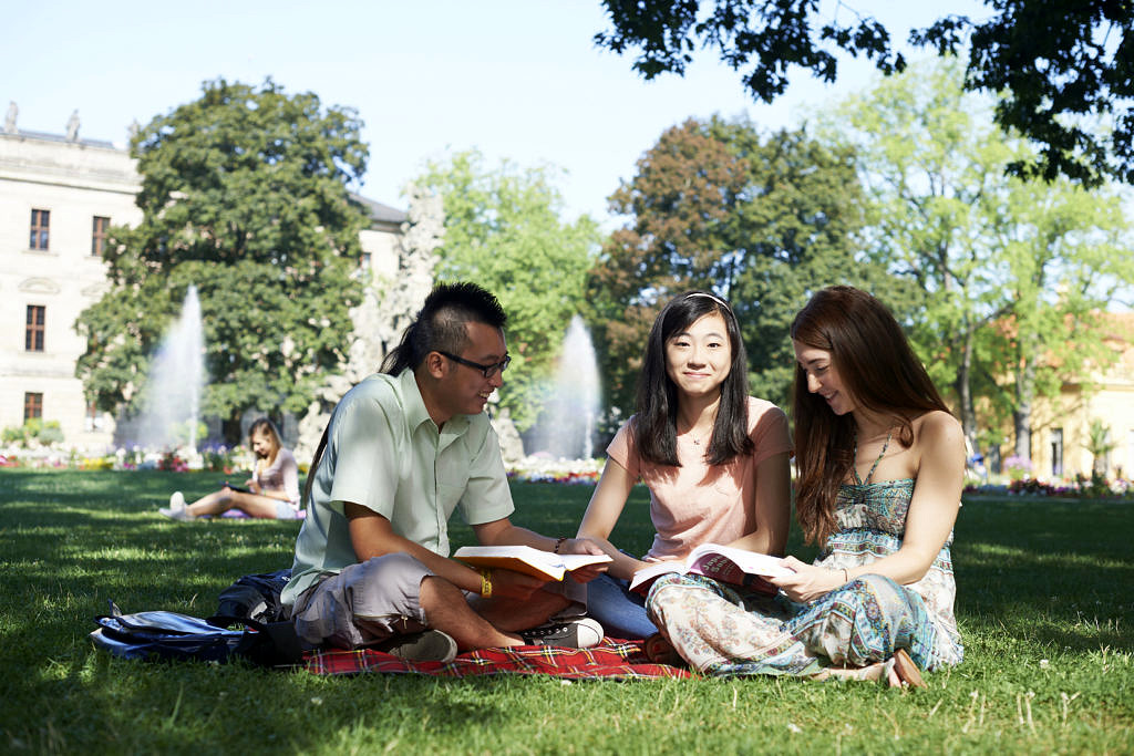 Studierende im Schlossgarten