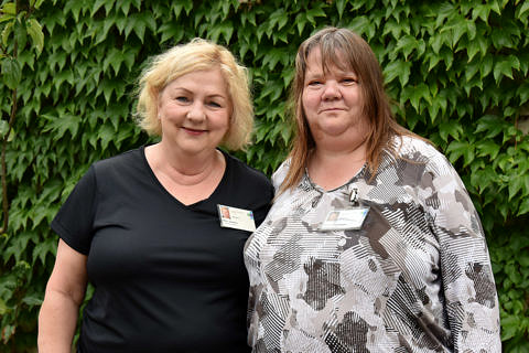 Sie zögerten nicht, sondern halfen sofort: Ulrike Schönherr (l.) und Renate Bystron-Houser aus der Kinderpsychiatrie des Uni-Klinikums Erlangen.